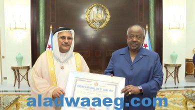 صورة رئيس جيبوتي يقلد “رئيس البرلمان العربي” وسام السابع والعشرين من يونيو