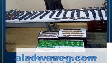 صورة ضبط عامل بسوهاج تخصص فى الإتجار بالأسلحة النارية وبحوزته 17 قطعة