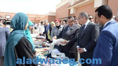 صورة وزير التنمية المحلية ومحافظ الفيوم يتفقدان معرض “أيادي مصر” للحرف اليدوية والتراثية
