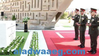 صورة زكى يضع إكليل الزهور على النصب التذكارى لشهداء القوات المسلحة