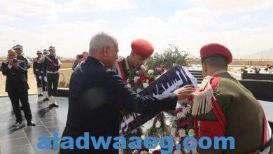 صورة محافظ السويس وقائد الجيش الثالث الميداني ومدير الامن يضعون أكاليل الزهور علي قبر الجندي المجهول بمناسبة يوم الشهيد