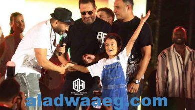 صورة تامر حسني يفي بوعده للطفل آسر ويغني معه في مهرجان تامر حسني للمدارس