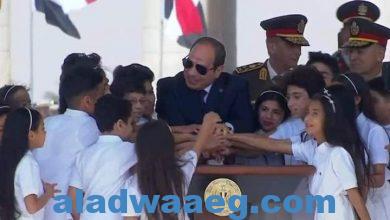 صورة أطفال مصر تلتف حول السيد الرئيس عبد الفتاح السيسي أثناء رفع العلم المصري بساحة الشعب