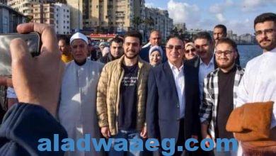 صورة محافظ الإسكندرية يهنئ المواطنين بعيد الفطر المبارك أثناء جولته على الكورنيش