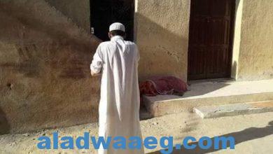 صورة شاب يستخرج جثة والدته بعد وفاتها بعامين من قبرها ويصطحبها للمسجد ويصلي عليها
