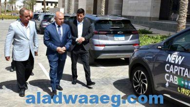 صورة وزير النقل يتفقد المرحلة الأولى من السيارات الكهربائية التي سيتم تشغيلها تجريبيا