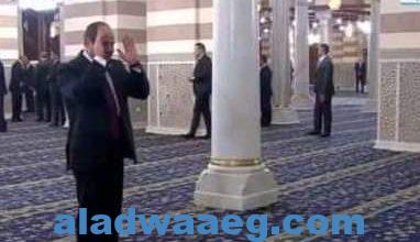 صورة الرئيس السيسي يصلي ركعتين فور وصوله لافتتاح مسجد السيدة زينب