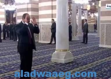 الرئيس السيسي يصلي ركعتين فور وصوله لافتتاح مسجد السيدة زينب