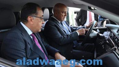 صورة رئيس الوزراء يتفقد سيارات “تاكسي العاصمة” أمام مقر المجلس بالعاصمة الإدارية