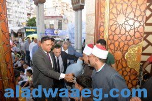المحافظ أدي صلاة عيد الأضحى المبارك من مسجد النصر بالمنصورة والتقي المواطنين وقدم لهم التهنئة