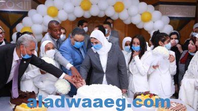 صورة وزيرة التضامن الاجتماعي تسلم جهاز العرائس لتسع يتيمات من دار أحباب الله
