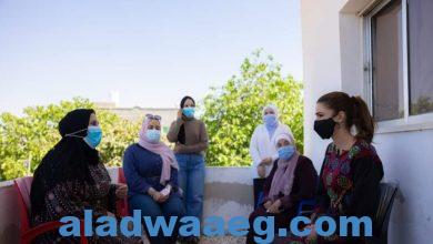 صورة الملكة رانيا العبدالله تزور قرية الفيصلية في مادبا وتلتقي سيدات جمعية اليسرى الخيرية