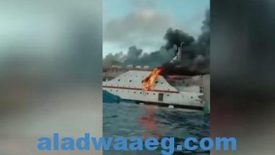 صورة حريق هائل في عبارة إندونيسية يدفع الركاب إلى القفز في البحر
