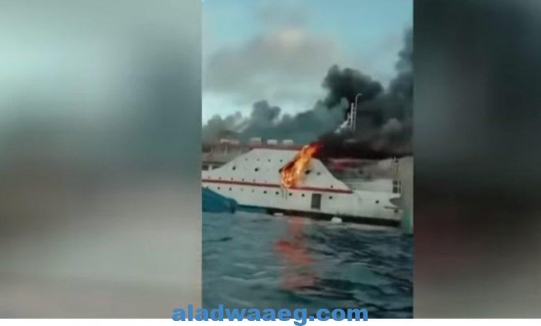 حريق هائل في عبارة إندونيسية يدفع الركاب إلى القفز في البحر