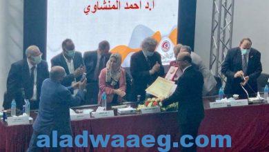صورة النقابة العامة لأطباء مصر تكرم نائب رئيس جامعة أسيوط في حفل تكريم الأطباء المثاليين