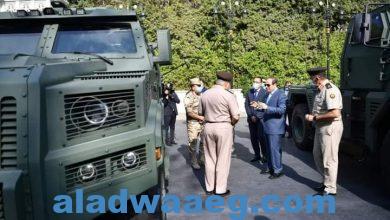 صورة الرئيس السيسي في جولة تفقدية للمركبات الحربية التي تم تطويرها