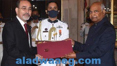 صورة السفير المصري في الهند يقدم أوراق اعتماده للرئيس الهندي…