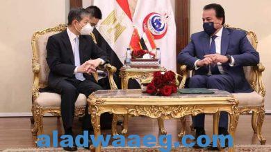 صورة وزير التعليم العالي والقائم بعمل وزير الصحة يستقبل السفير الصيني لدى مصر لبحث سبل التعاون في القطاع الصحي وعلوم تكنولوجيا الفضاء.