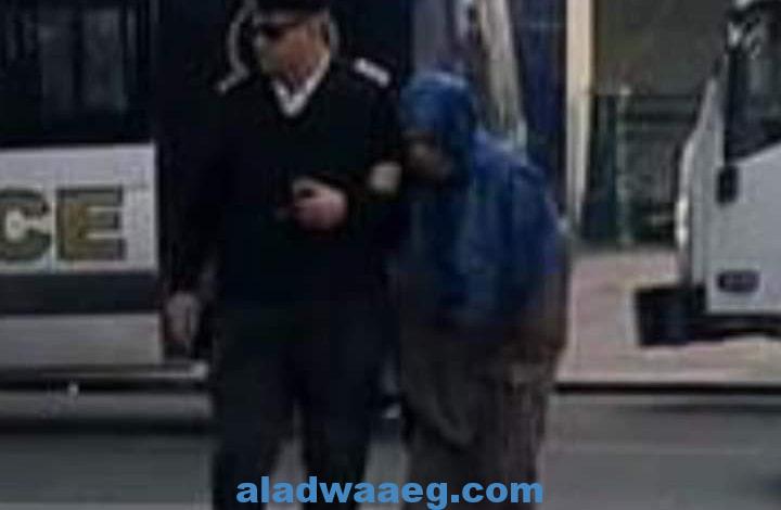 بعد عبرها بطريق الخطأ.. ضابط شرطة يساعد مسنة في عبور الطريق في دمياط.