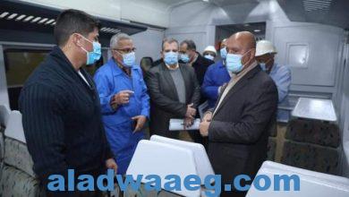صورة وزير النقل يتفقد ورش كوم ابو راضى ببني سويف المتخصصة في إجراء العمرات المختلفة لكافة أنواع العربات.