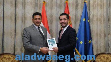 صورة سفير مصر في بلجراد يناقش تعزيز التعاون في مجالات الإنشاءات والنقل والطيران المدني مع صربيا.