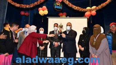 صورة الأنصاري” يسلم كأس المسابقة والميداليات لطلاب مدرسة الشهيد موسى عوض.
