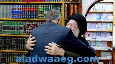 صورة الكاظمي رئيس الوزراء العراقي يزور آية الله حسين السيد اسماعيل الصدر.