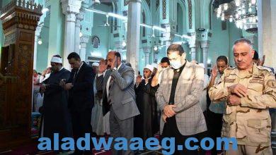 صورة محافظ أسوان يؤدى صلاة عيد الفطر المبارك بمسجد بدر بالطابية