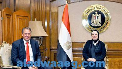 صورة وزيرة التجارة والصناعة تبحث مع شركة مرسيدس-بنز ايجيبت خطط الشركة لتعزيز استثماراتها في السوق المصري