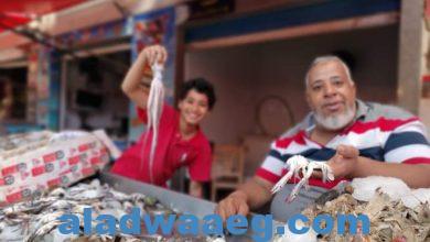 صورة استمرار توافد ٱلاف المواطنين على سوق الأسماك من أبناء بورسعيد والمحافظات الأخرى