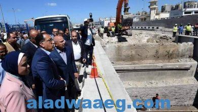 صورة رئيس الوزراء يتفقد عدداً من المشروعات الجاري تنفيذها بميناء الإسكندرية