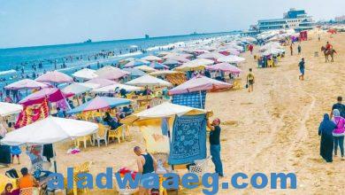 صورة شاطىء بورسعيد يستقبل الٱلأف من الزائرين للاستمتاع بالأجواء الصيفية للمحافظة