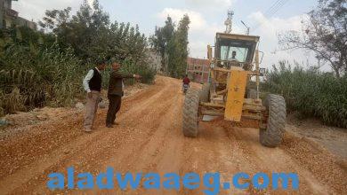 صورة رئيس مدينة أشمون يتابع الأعمال التمهيدية لرصف الطريق الدائري 