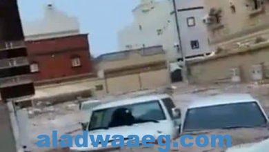 صورة  سيول ضخمة في جدة تدمر السيارات في الشوارع