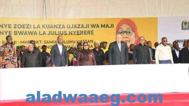 صورة رئيسة تنزانيا تعطي الإشارة ببدء الملء الأول لخزان سد “جوليوس نيريرى