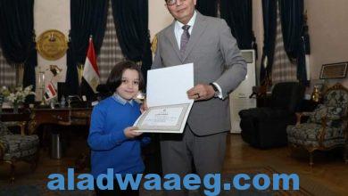 صورة حجازى يكرم التلميذ الحاصل على المركز الأول عالميًا فى مسابقة الحساب الذهني بتايوان