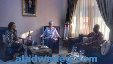 صورة وزيرة ثقافة الجزائر تشهد عرض أزياء للألبسة التقليدية الجزائرية