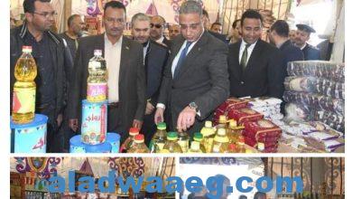 صورة الانصارى ..يفتتح معرض “أهلا رمضان” لبيع السلع الغذائية بأسعار مخفضة بمركز سنورس
