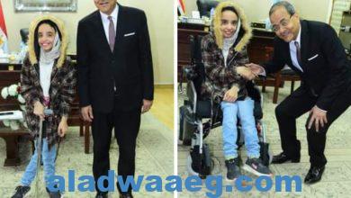 صورة جامعة سوهاج تهدي طالبة من ذوي الاحتياجات الخاصة كرسي كهربائي متحرك