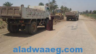 صورة استمرار العمل في ردم الحفر ورفع التشوينات على الطريق العام بقرية العضايمه والسريب