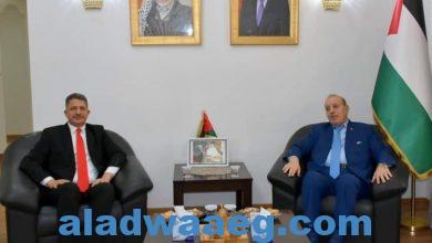 صورة السفير الفلسطينى لدى المنامة يستقبل القائم بالأعمال العراقى