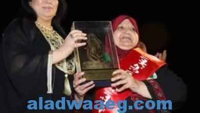 صورة خنساء فلسطين “أم ناصر حميد” تُقلد وسام المرأة المثالية في مهرجان الأم المثالية بالأقصر
