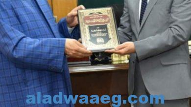 صورة وزير الأوقاف يهدي الدكتور أحمد المنشاوي نسخة من كتاب “موسوعة الثقافة الإسلامية