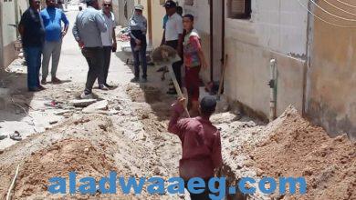 صورة رئيس مدينة القصير يتابع عملية انشاء خطوط الصرف الصحي الفرعية بشوارع منطقة المستعمرة