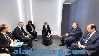 صورة الرئيس السيسي يلتقى في باريس مع السيد “برونو لومير” وزير الاقتصاد والمالية الفرنسي