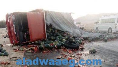 صورة تعطل الطريق الصحراوي بنجع حمادى من أثر إنقلاب نقل وإصابة السائق