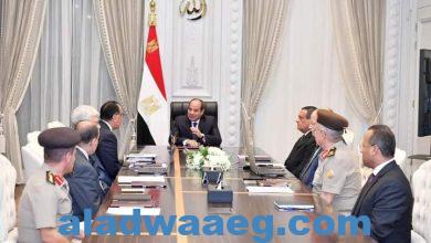 صورة السيد الرئيس يجتمع برئيس الوزراء ووزير التنمية المحلية والسادة المسؤولين