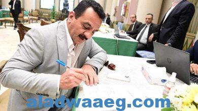 صورة “ظريف” يوقع علي نموذج التزكية لترشيح الرئيس عبد الفتاح السيسي