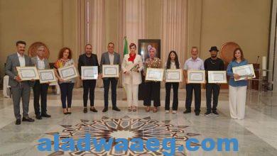 صورة وزيرة الثقافة الجزائرية تشهد تكريم خمسة فرق مسرحية