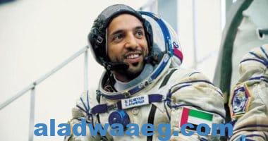 صورة رائد الفضاء الإماراتي سلطان النيادي يعود إلى الأرض بعد رحلة إنجاز تاريخية